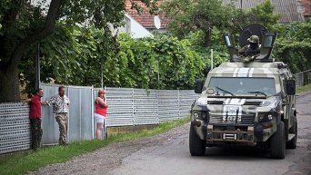 Военная техника силовиков в селе Бобовище в окрестностях Мукачево Закарпатской области