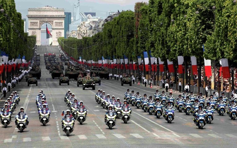 Парад во время празднования Дня взятия Бастилии в Париже