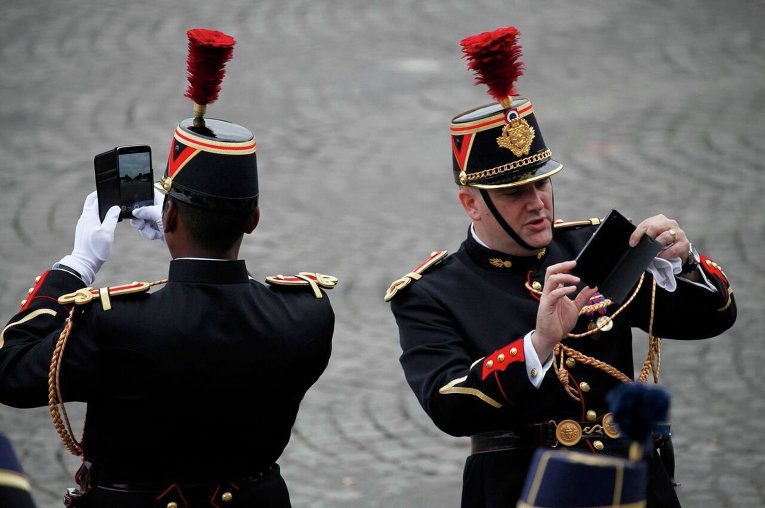 Парад во время празднования Дня взятия Бастилии в Париже