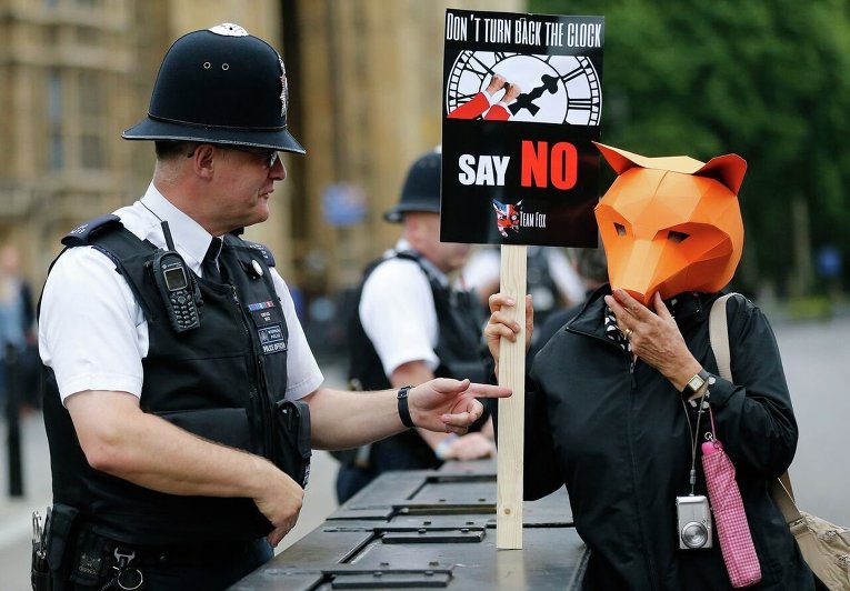 Протест перед зданием парламента в Лондоне в связи с рассмотрением закона об охоте на лис.