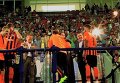 Президент УПЛ Виталий Данилов и губернатор Одесской области Михаил Саакашвили награждают игроков Шахтера