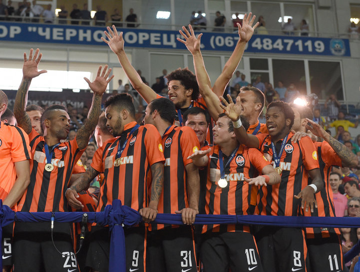 Игроки ФК Шахтер празднуют победу в Суперкубке
