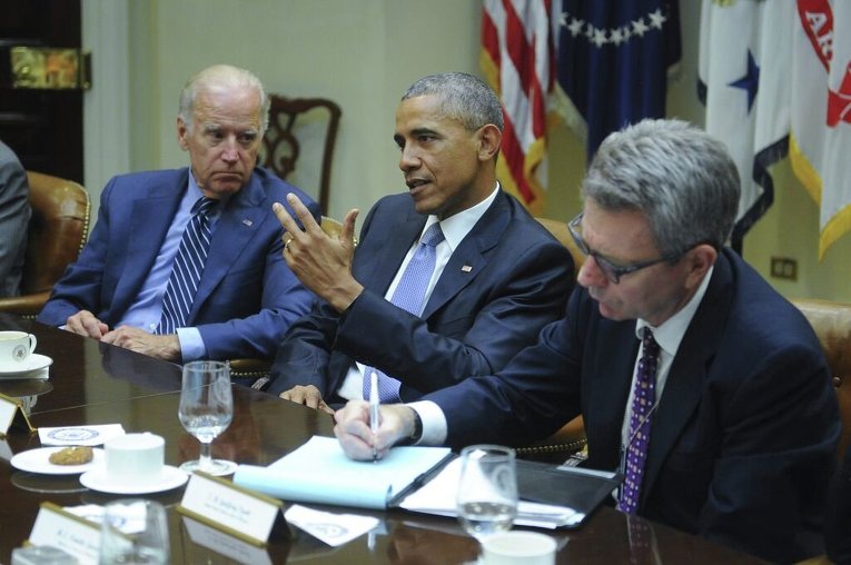 Джозеф Байден и Барак Обама (в центре) на встрече с Арсением Яценюком