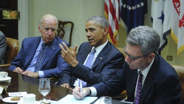 Джозеф Байден и Барак Обама (в центре). Архивное фото