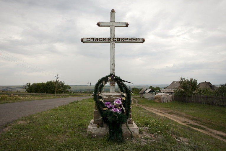 Памятник погибшим в авиакатастрофе малайзийского Boeing 777 в Донбассе