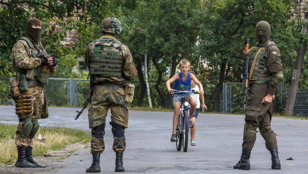 Военнослужащие в деревне недалеко от Мукачево. Архивное фото