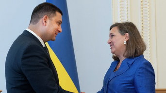 Спикер Парламента Владимир Гройсман приветствует помощника госсекретаря США по делам Европы и Евразии Викторию Нуланд в Киеве. Архивное фото