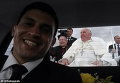 Водитель Папы Римского Себастьян Гонсалес сделал селфи с понтификом и выложил его в сеть