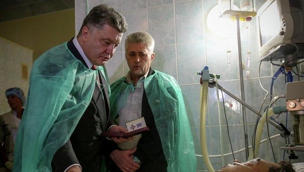 Порошенко награждает Романа Лычака, пострадавшего при взрыве во Львове