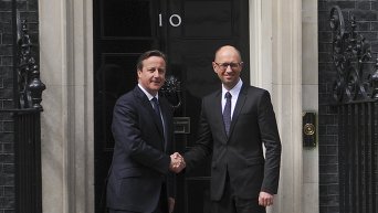 Премьер-министр Великобритании Дэвид Кэмерон и премьер-министр Украины Арсений Яценюк возле резиденции главы британского правительства