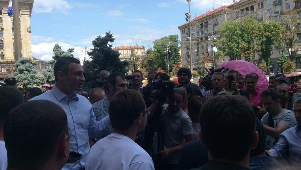 Виталий Кличко вышел к протестующим на Крещатике