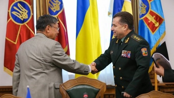 Министр обороны Степан Полторак и посол Японии в Украине Шигеки Сумме