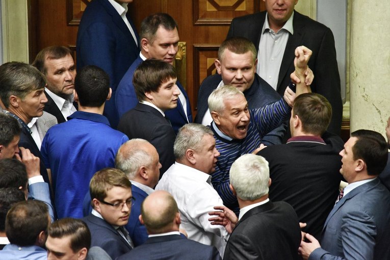 Потасовка в Верховной Раде с участием Владимира Парасюка во время заседания 16 июля 2015 г.