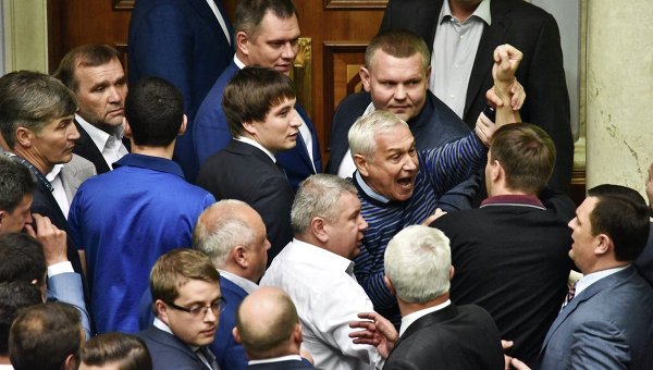 Потасовка в Верховной Раде с участием Владимира Парасюка во время заседания 16 июля 2015 г.