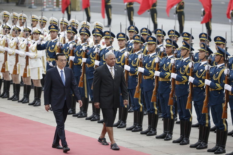 Премьер-министр Фиджи Фрэнк Баинимарама и премьер Китая Ли Кэцян во время приветственной церемонии в Пекине