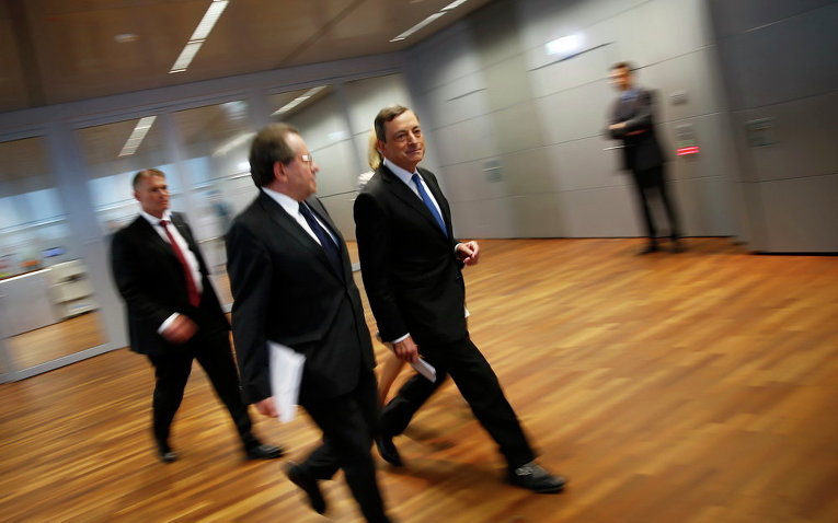 Президент Европейского центрального банка Марио Драги прибывает на пресс-конференцию во Франкфурте, Германия