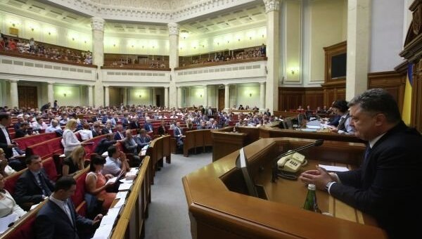 Изменения в Конституцию: депутатские страсти на заседании Рады. Архивное фото