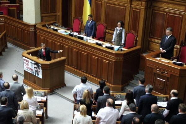 Изменения в Конституцию: депутатские страсти на заседании Рады