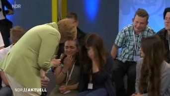 Меркель и палестинская беженка. Видео