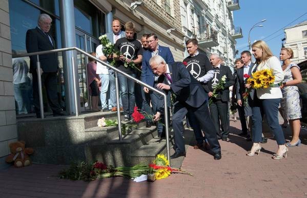 Акция памяти жертв крушения МН17 возле посольства Нидерландов в Украине