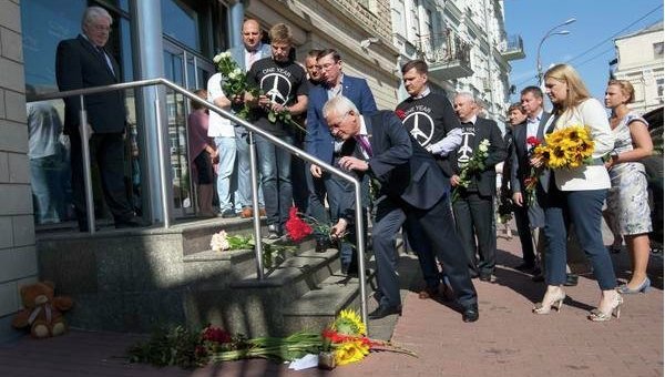 Акция памяти жертв крушения МН17 возле посольства Нидерландов в Украине
