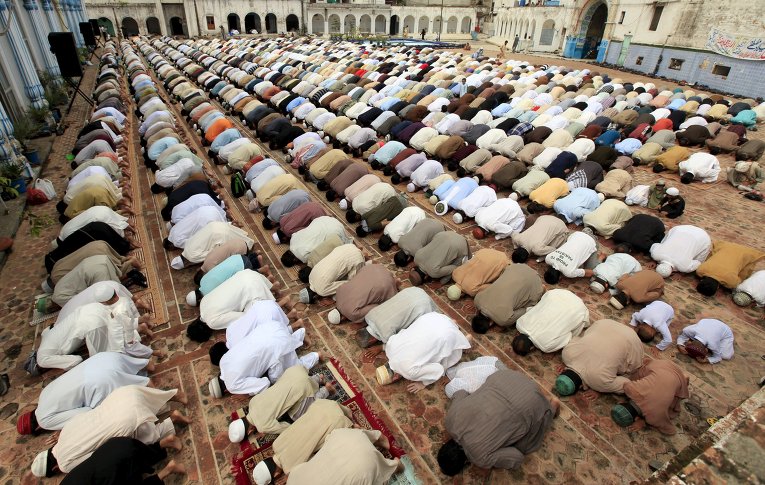 Мужчины во время пятничной молитвы во время святого месяца Рамадан в Равалпинди, Пакистан