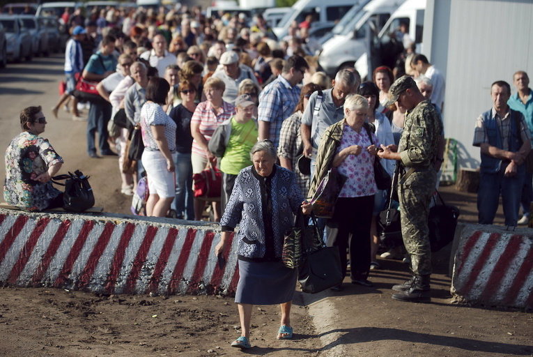 Люди стоят в очереди, чтобы пройти через контрольно-пропускной пункт Зайцево недалеко от Артемовска
