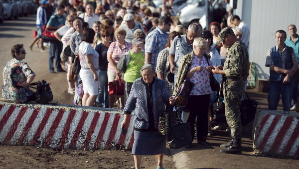 Люди стоят в очереди, чтобы пройти через контрольно-пропускной пункт Зайцево недалеко от Артемовска