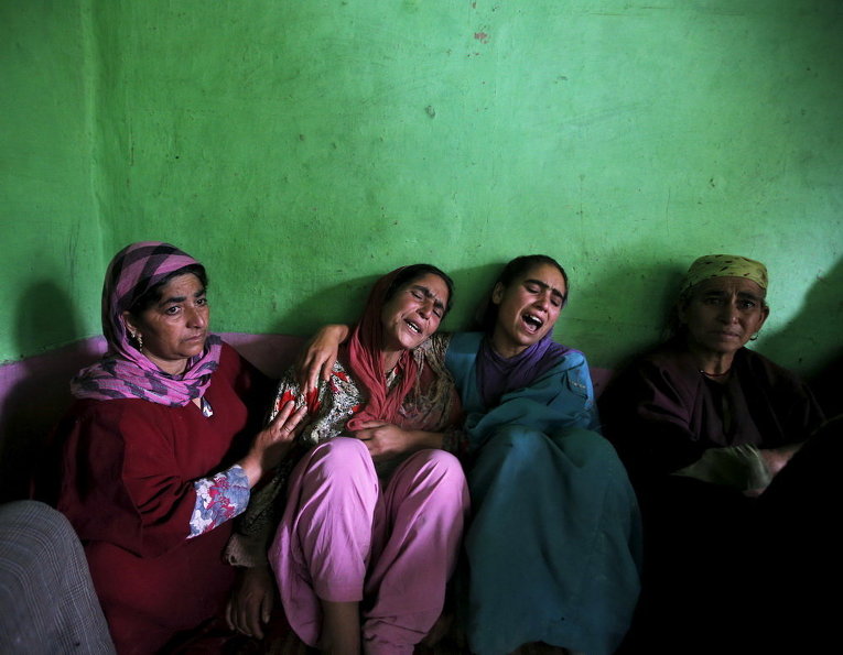 Оплакивающие погибших при оползнях в Индии женщины
