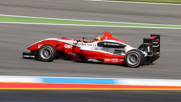 Бьянки управлеет своей Dallara на первом этапе своего чемпионского сезона-2009 евросерии. Архивное фото