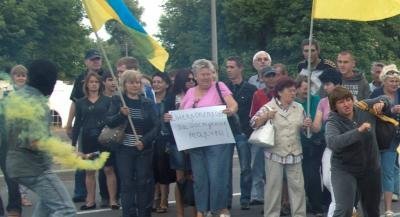 Нападение на участников акции за отставку Порошенко в Днепропетровске