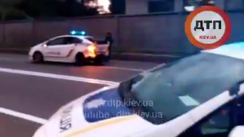 Первые минуты после столкновения такси с машиной патрульных в Киеве. Видео