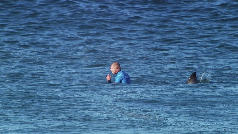 Австралийский серфингист Мик Фэннинг атакован большой белой акулой