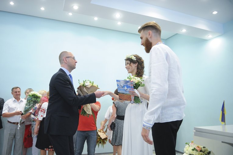 Арсений Яценюк на свадьбе в Днепропетровске. Молодожены первыми подали заявку на регистрацию брака онлайн