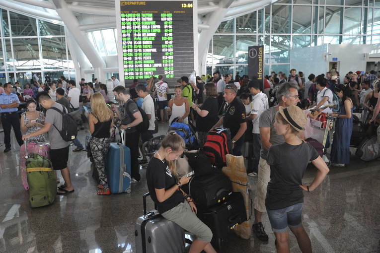 Пассажиры ждут вылета в аэропорту Нгурах-Рай, на курортном острове Бали, Индонезия