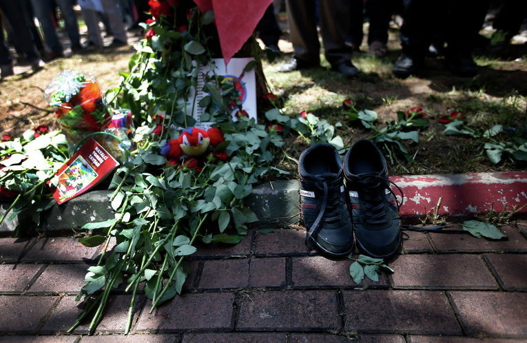 Пара обуви, принадлежащая жертве взрыва в турецком городе Суруч возле сирийской границы