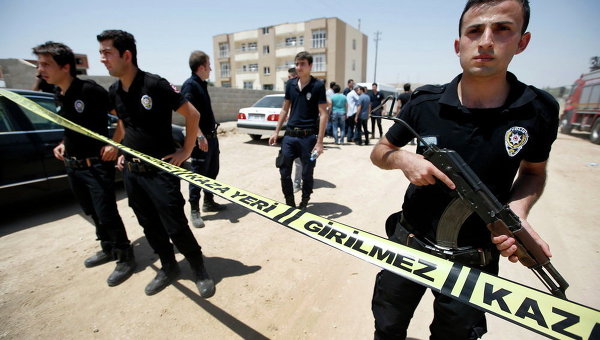Охранники у здания, где были найдены двое застреленных полицейских в Джейланпынар, Турция
