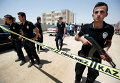 Охранники у здания, где были найдены двое застреленных полицейских в Джейланпынар, Турция