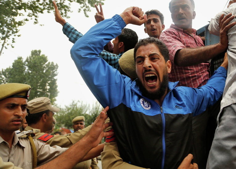 Активисты Фронта освобождения Джамму Кашмир (JKLF) выкрикивают лозунги, Индия