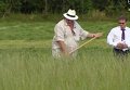 Депардье косит траву во время визита в Белоруссию