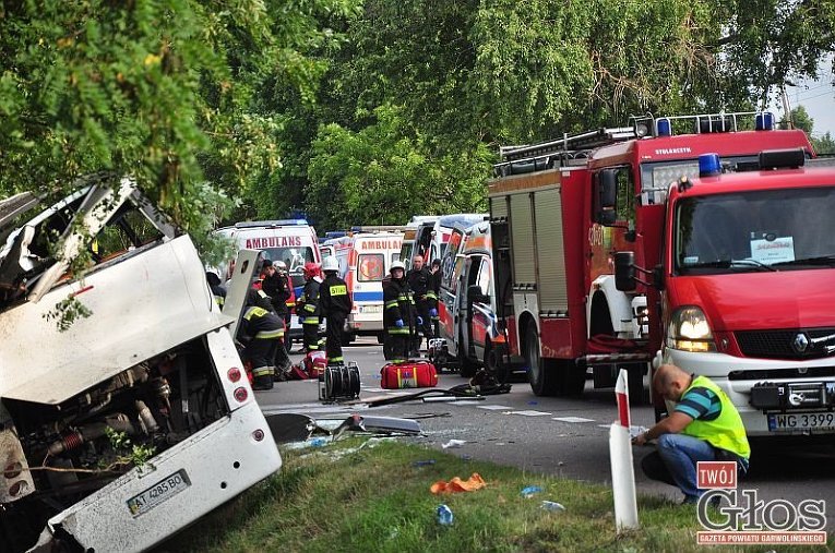 Работники спецслужб Польши на месте аварии украинского автобуса