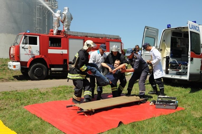 Масштабные учения по тушению пожара на нефтебазе в Кировограде