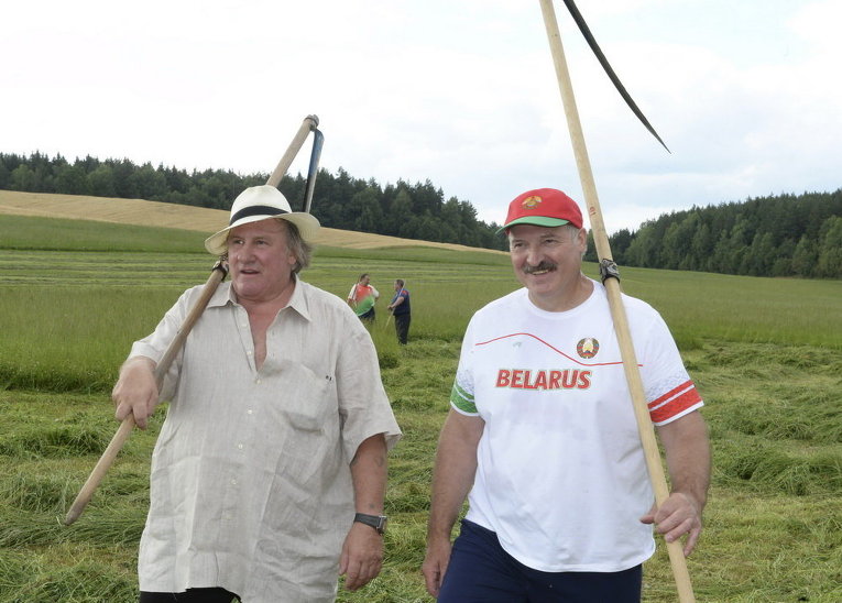 Президент Белоруссии Александр Лукашенко научил актера Жерара Депардье косить траву