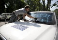 Протестующий раскрашивает автомобиль ОБСЕ в Донбассе