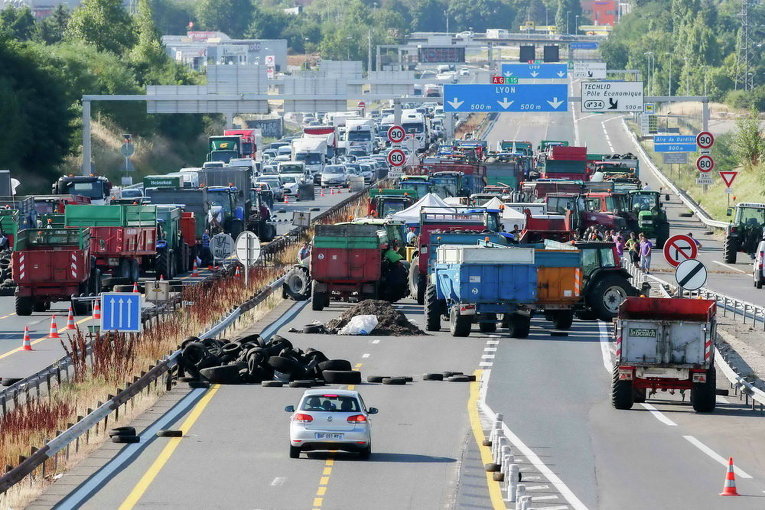 Французские фермеры блокируют шоссе недалеко от Лиона, Франция