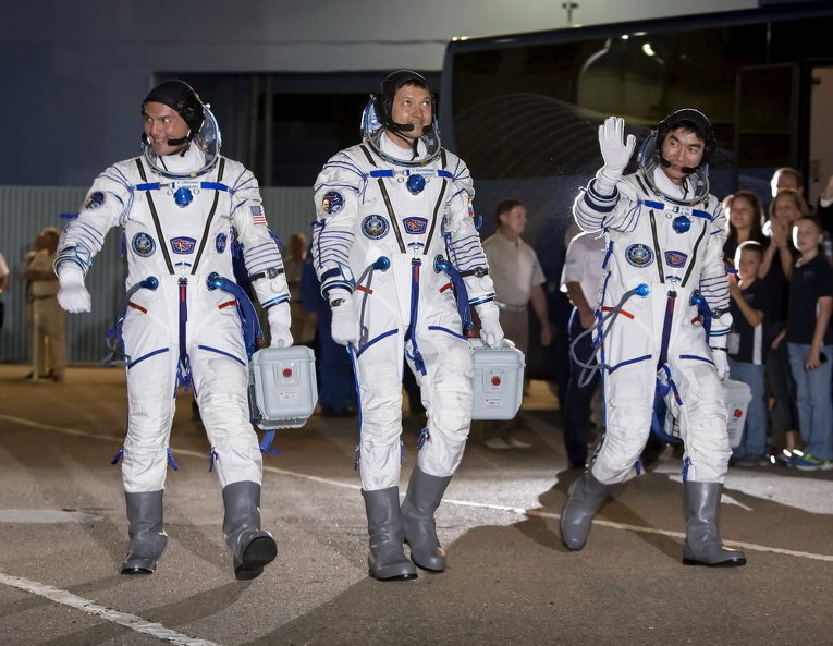 Члены экипажа МКС Кьелл Линдгрен из США, Олег Кононенко из России и Кимия Юи из Японии на космодроме Байконур, Казахстан