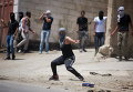 Палестинцы использует рогатки против израильских солдат во время столкновений после похорон Фалах Абу Марии в деревне Бейт-Омар на Западном берегу Хевроне