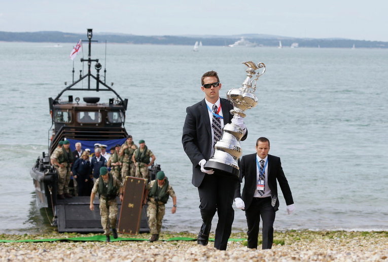 Кубок America's Cup Trophy прибыл в Портсмут, Англия