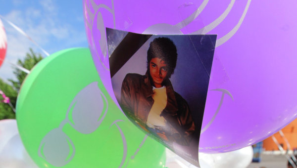Воздушные шары в память о Майкле Джексоне. Архивное фото