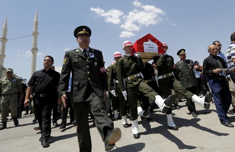 Почетный караул возле гроба офицера, убитого исламскими боевиками, во время церемонии похорон в Газиантепе, Турция